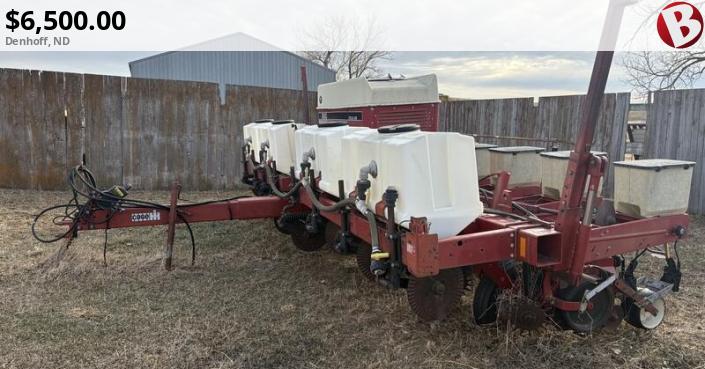 8 row planter with 30 inch spacing. Has mud scrapers and trash whippers ...