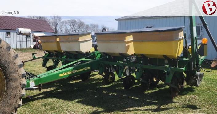 JD 1750 8 row 30inch corn planter. Dry fertilizer, max emerge plus row ...