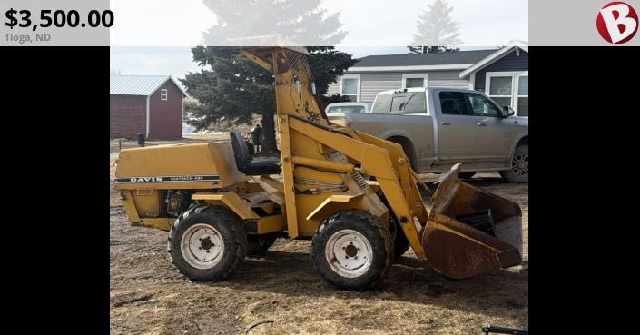 Davis 430 mini loader has a rock and dirt bucket runs great it has a 4 ...